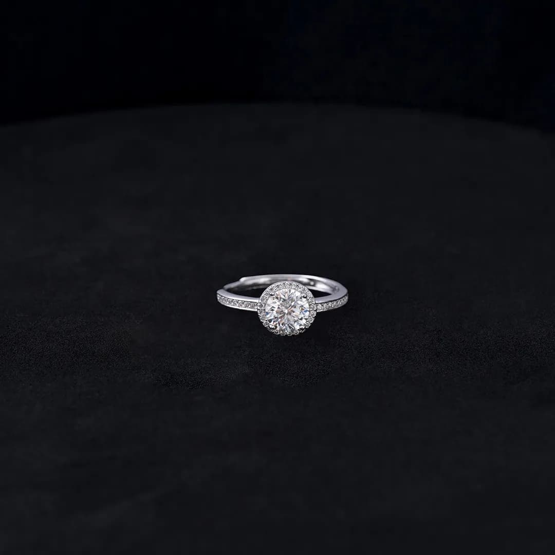 A Halo Moisanita Round Ajustable