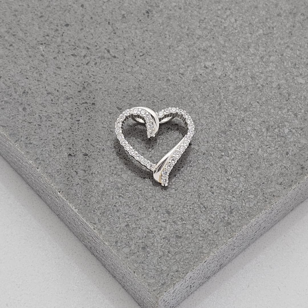 DIJE CORAZON SILUETA CIRCONES PASADOR FIJO